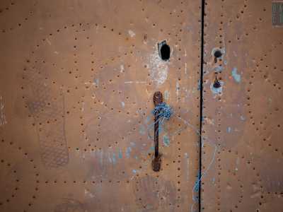 ...senza contare gli evidenti segni di una scarpa presenti sulla porta. Qualcuno ha infatti tentato di sfondare quest�ultima a calci, ma senza successo, visto che appare ben serrata dall'interno